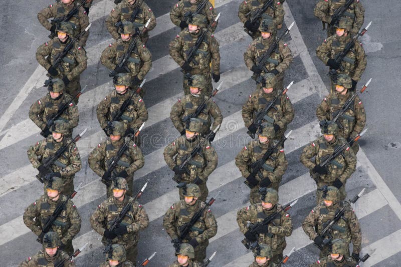 Στρατιωτική παρέλαση που γιορτάζει τη εθνική μέρα της Ρουμανίας στοκ φωτογραφία Στρατιωτική παρέλαση που γιορτάζει τη εθνική μέρα της Ρουμανίας στοκ φωτογραφία