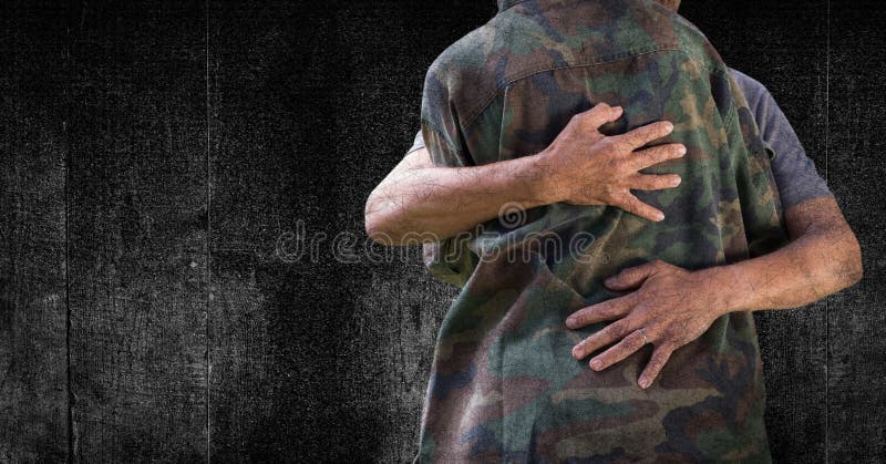 Στρατιώτης που αγκαλιάζει το μέσο τμήμα ενάντια στη μαύρες ξύλινες επιτροπή και grunge την επικάλυψη στοκ εικόνα Στρατιώτης που αγκαλιάζει το μέσο τμήμα ενάντια στη μαύρες ξύλινες επιτροπή και grunge την επικάλυψη στοκ εικόνα