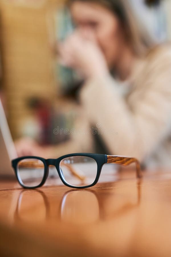 στρες laptop και γυναίκα με γυαλιά στην κόπωση γραφείου και υπερωρίες σε ερευνητικό πρόγραμμα στο πανεπιστήμιο. πλαίσιο όρασης στοκ φωτογραφία με δικαίωμα ελεύθερης χρήσης