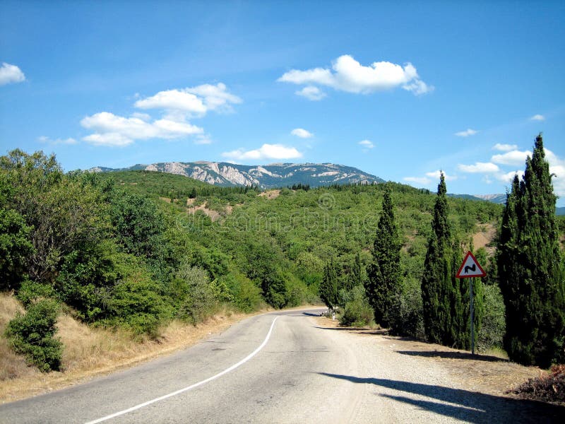 Στρωμένος δρόμος με τις αιχμηρές στροφές στους γραφικούς λόφους στο νότο μια σαφή ημέρα στοκ εικόνες με δικαίωμα ελεύθερης χρήσης Στρωμένος δρόμος με τις αιχμηρές στροφές στους γραφικούς λόφους στο νότο μια σαφή ημέρα στοκ εικόνες με δικαίωμα ελεύθερης χρήσης