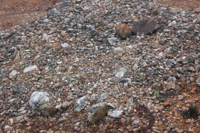 Στρώματα Quartzite στο ανάχωμα ομοιώματος γερακιών βράχου στοκ φωτογραφίες Στρώματα Quartzite στο ανάχωμα ομοιώματος γερακιών βράχου στοκ φωτογραφίες