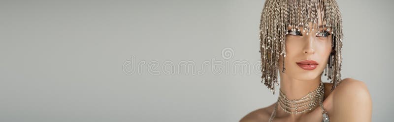 στυλάτη νεαρή γυναίκα με κοσμηματοπωλεία στοκ εικόνα με δικαίωμα ελεύθερης χρήσης
