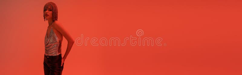 στυλάτη νεαρή γυναίκα στην κορυφή και στοκ φωτογραφία με δικαίωμα ελεύθερης χρήσης
