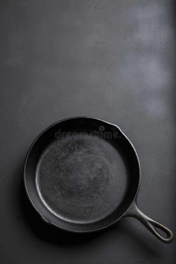 Συλλογή skillet χυτοσιδήρου στο μαύρο υπόβαθρο στοκ εικόνες με δικαίωμα ελεύθερης χρήσης Συλλογή skillet χυτοσιδήρου στο μαύρο υπόβαθρο στοκ εικόνες με δικαίωμα ελεύθερης χρήσης