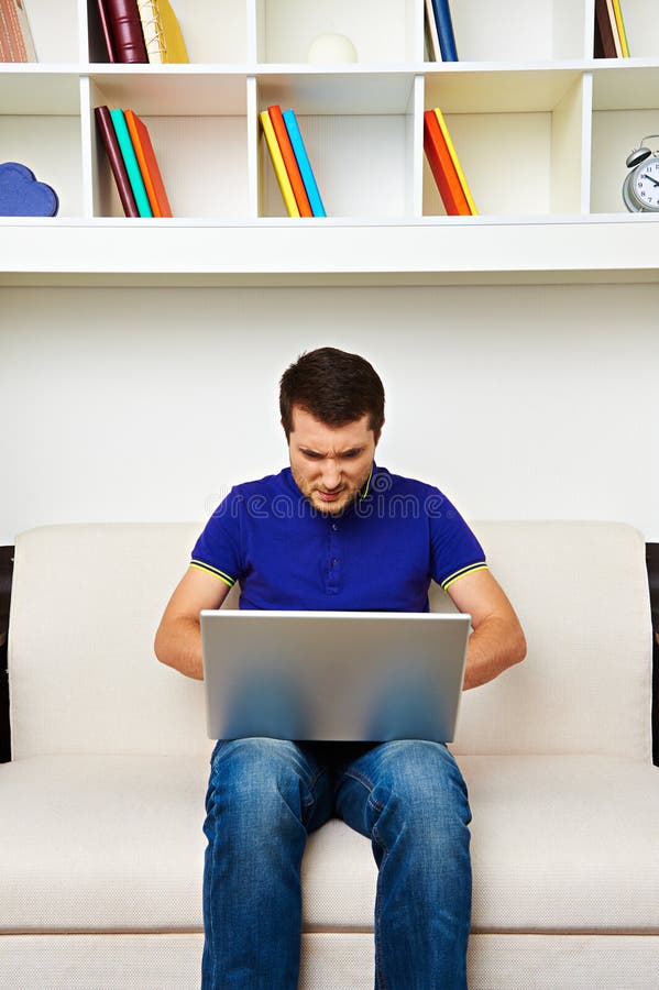 Συγκεντρωμένο άτομο που εργάζεται με το lap-top στοκ εικόνες Συγκεντρωμένο άτομο που εργάζεται με το lap-top στοκ εικόνες