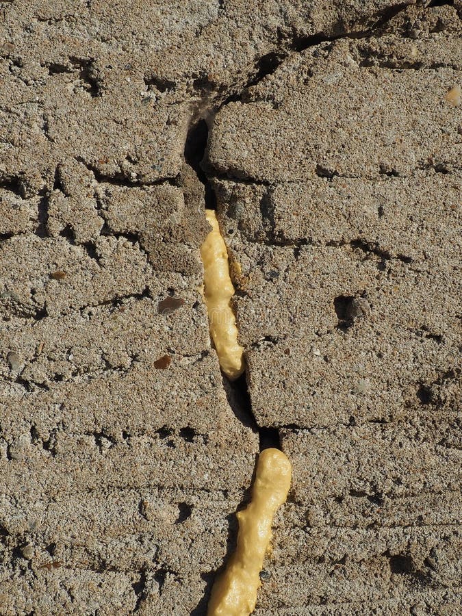 Mounting foam - polyurethane foam sealant. The foam consists of 2 main components, Methylene diphenyl diisocyanate and polyols. Foam-filled crack in the plastered wall of the facade of the house. Mounting foam - polyurethane foam sealant. The foam consists of 2 main components, Methylene diphenyl diisocyanate and polyols. Foam-filled crack in the plastered wall of the facade of the house