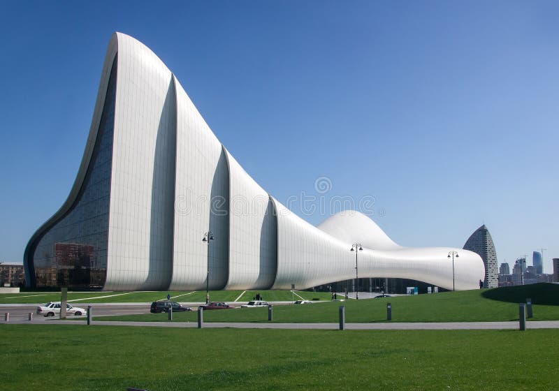 Συγκρότημα κτιρίων Heydar Aliyev Center στο Μπακού, Αζερμπαϊτζάν, σχεδιασμένο από τον Ιρακινό-Βρετανό αρχιτέκτονα Zaha Hadid στο στοκ εικόνα με δικαίωμα ελεύθερης χρήσης Συγκρότημα κτιρίων Heydar Aliyev Center στο Μπακού, Αζερμπαϊτζάν, σχεδιασμένο από τον Ιρακινό-Βρετανό αρχιτέκτονα Zaha Hadid στο στοκ εικόνα με δικαίωμα ελεύθερης χρήσης