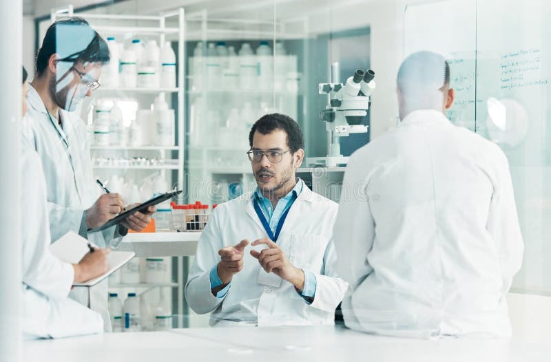 συζήτηση γραφής ή συνάντηση επιστημόνων για επιστημονική επανάσταση σε κλινική δοκιμή ή ανακάλυψη. δοκιμή υαλοπινάκων στοκ φωτογραφία με δικαίωμα ελεύθερης χρήσης