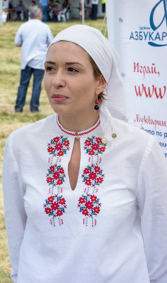 Συμμετέχων του φεστιβάλ Rozhen κεντημένα εθνικά κοστούμια στοκ εικόνες με δικαίωμα ελεύθερης χρήσης Συμμετέχων του φεστιβάλ Rozhen κεντημένα εθνικά κοστούμια στοκ εικόνες με δικαίωμα ελεύθερης χρήσης