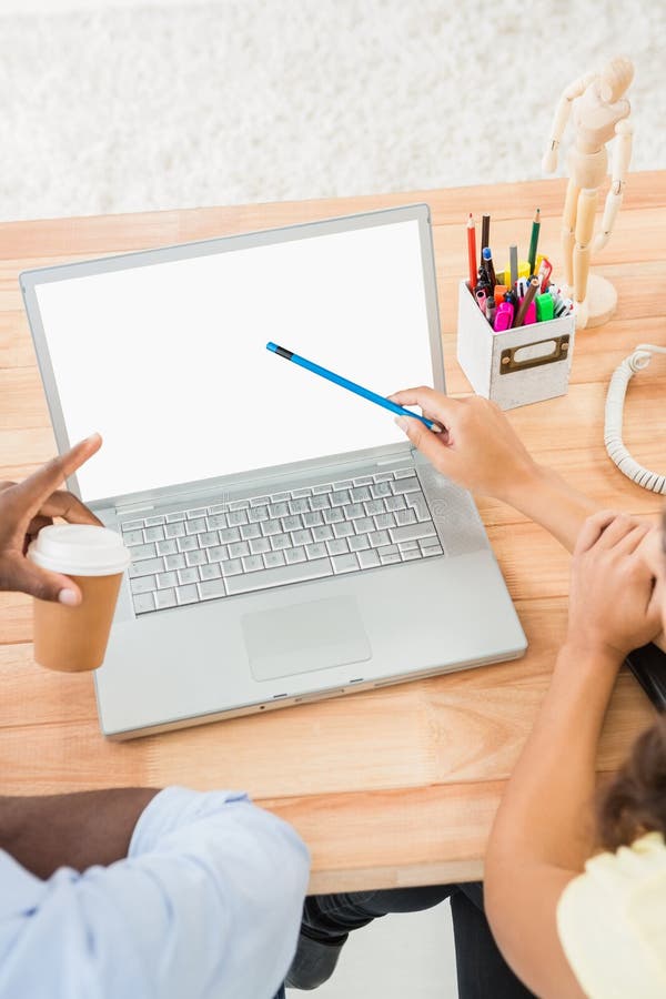Συνάδελφοι χρησιμοποιώντας το lap-top και δείχνοντας την οθόνη στοκ εικόνες Συνάδελφοι χρησιμοποιώντας το lap-top και δείχνοντας την οθόνη στοκ εικόνες