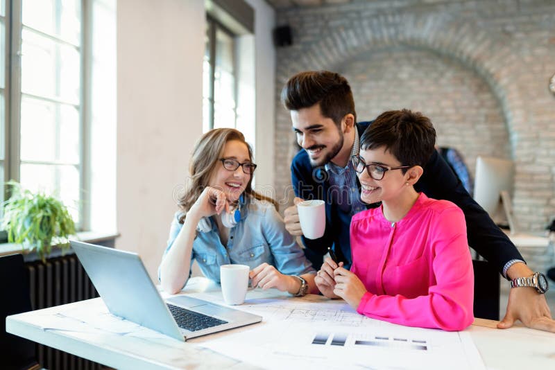 Συνάδελφοι Coworking που έχουν τη συνομιλία στον εργασιακό χώρο στοκ φωτογραφίες με δικαίωμα ελεύθερης χρήσης Συνάδελφοι Coworking που έχουν τη συνομιλία στον εργασιακό χώρο στοκ φωτογραφίες με δικαίωμα ελεύθερης χρήσης