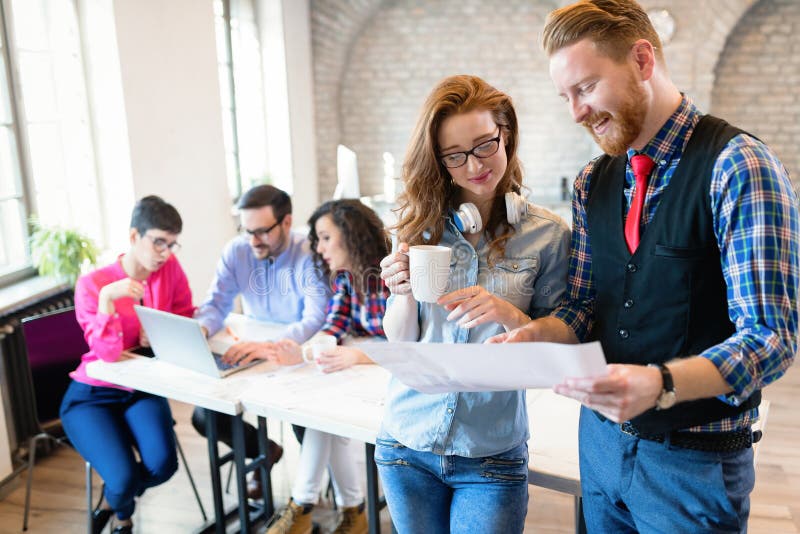 Συνάδελφοι Coworking που έχουν τη συνομιλία στον εργασιακό χώρο στοκ εικόνες Συνάδελφοι Coworking που έχουν τη συνομιλία στον εργασιακό χώρο στοκ εικόνες