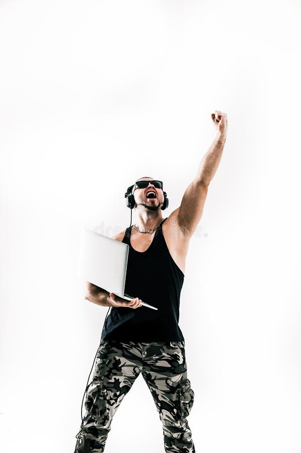 Συναισθηματικός και χαρισματικός DJ - ράπερ με ακουστικά και με ένα στοκ φωτογραφία με δικαίωμα ελεύθερης χρήσης