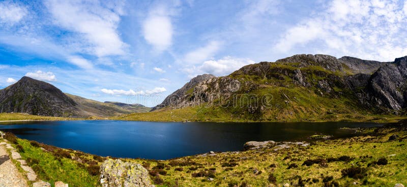 Εκπληκτική πανοραμική θέα της λίμνης Llyn Idwal από ένα μονοπάτι στην οροσειρά Glyderau στοκ εικόνες με δικαίωμα ελεύθερης χρήσης