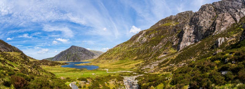 Εκπληκτική πανοραμική θέα της λίμνης Llyn Idwal από την οροσειρά Glyderau στοκ εικόνα με δικαίωμα ελεύθερης χρήσης