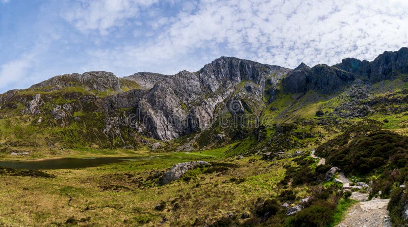 Θέα που κόβει την ανάσα στο Llyn Idwal από την οροσειρά Glyderau στοκ φωτογραφίες με δικαίωμα ελεύθερης χρήσης