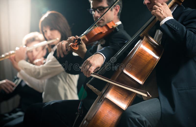 Συναυλία κλασικής μουσικής: συμφωνική ορχήστρα στη σκηνή