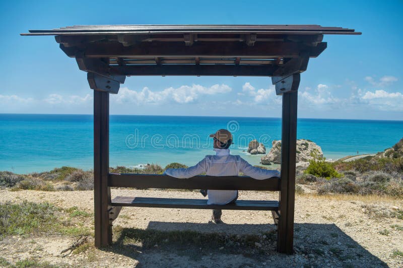Συνεδρίαση ατόμων κάτω από τη στέγη που φαίνεται εν πλω στοκ φωτογραφίες με δικαίωμα ελεύθερης χρήσης