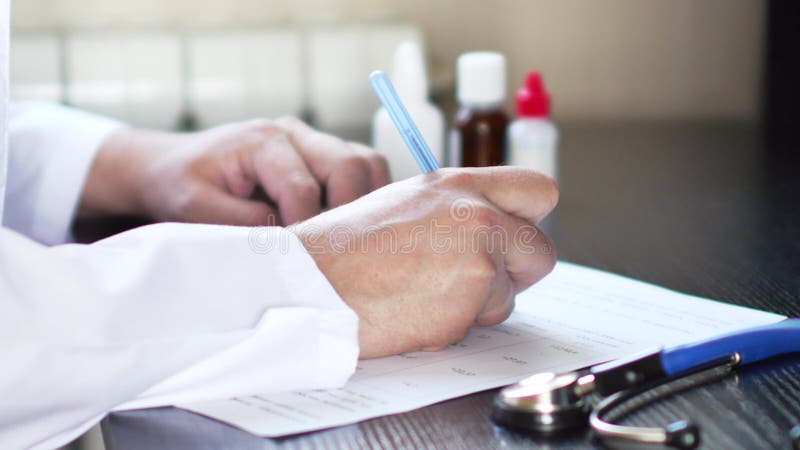 Συνεδρίαση γιατρών ή φαρμακοποιών στον πίνακα και συνταγή γραψίματος στη μορφή RX στοκ φωτογραφία Συνεδρίαση γιατρών ή φαρμακοποιών στον πίνακα και συνταγή γραψίματος στη μορφή RX στοκ φωτογραφία