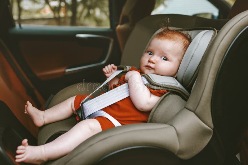 Συνεδρίαση μωρών στο οπίσθιος-αντιμετωπίζοντας κάθισμα αυτοκινήτων ασφάλειας