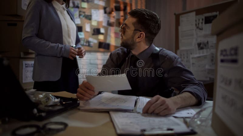 Συνεργάτες αστυνομικών που συζητούν τη εγκληματική υπόθεση, καλή ομαδική εργασία, έρευνα στοκ φωτογραφία με δικαίωμα ελεύθερης χρήσης Συνεργάτες αστυνομικών που συζητούν τη εγκληματική υπόθεση, καλή ομαδική εργασία, έρευνα στοκ φωτογραφία με δικαίωμα ελεύθερης χρήσης
