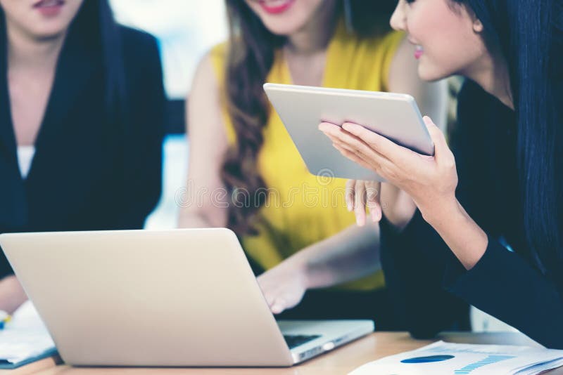 Συνεργάτες γυναικών εργασίας επιχειρησιακών ομάδων που συζητούν τη γραφική παράσταση οικονομικού στο διάστημα εργασίας Ασιατικές στοκ φωτογραφία με δικαίωμα ελεύθερης χρήσης Συνεργάτες γυναικών εργασίας επιχειρησιακών ομάδων που συζητούν τη γραφική παράσταση οικονομικού στο διάστημα εργασίας Ασιατικές στοκ φωτογραφία με δικαίωμα ελεύθερης χρήσης