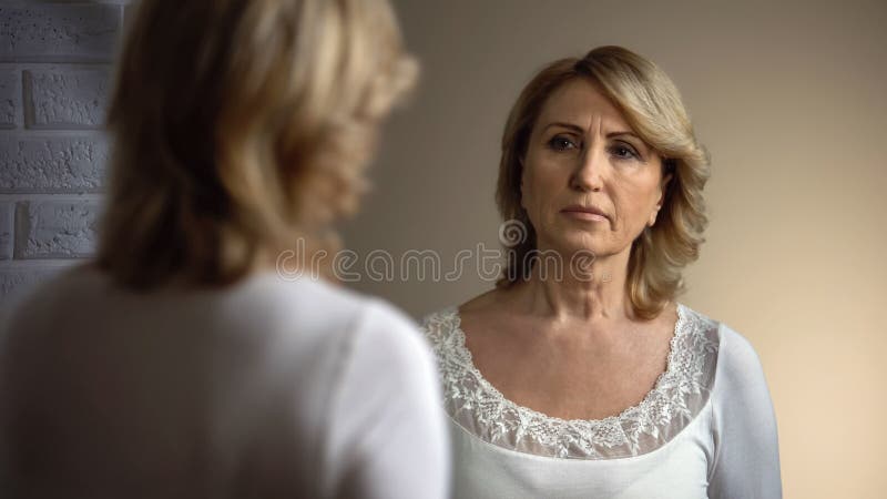 Συνταξιούχος γυναίκα που εξετάζει δυστυχώς τον καθρέφτη, πρόβλημα εμφάνισης ηλικίας, ρυτίδες στοκ φωτογραφία με δικαίωμα ελεύθερης χρήσης Συνταξιούχος γυναίκα που εξετάζει δυστυχώς τον καθρέφτη, πρόβλημα εμφάνισης ηλικίας, ρυτίδες στοκ φωτογραφία με δικαίωμα ελεύθερης χρήσης
