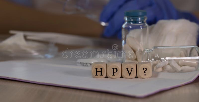 Συντομογραφία HPV με ερωτηματικό για λοίμωξη από τον ιό του ανθρώπινου θηλώματος που αποτελείται από ξύλινα τοιχώματα Χάπια, έγγρ στοκ εικόνες με δικαίωμα ελεύθερης χρήσης Συντομογραφία HPV με ερωτηματικό για λοίμωξη από τον ιό του ανθρώπινου θηλώματος που αποτελείται από ξύλινα τοιχώματα Χάπια, έγγρ στοκ εικόνες με δικαίωμα ελεύθερης χρήσης
