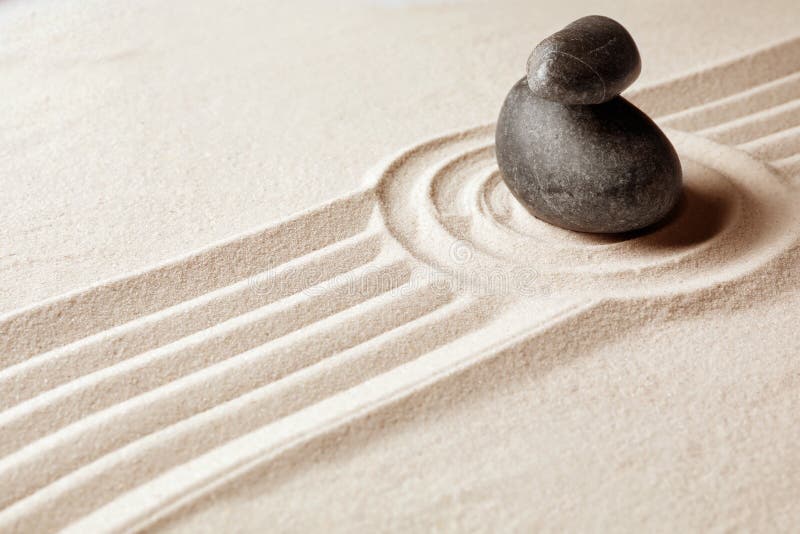 Συσσωρευμένες zen πέτρες κήπων στην άμμο με το patterm στοκ εικόνα Συσσωρευμένες zen πέτρες κήπων στην άμμο με το patterm στοκ εικόνα