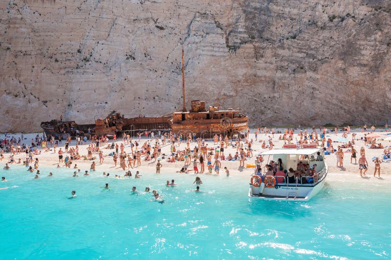 Συσσωρευμένη παραλία Navagio στο νησί της Ζάκυνθου στοκ εικόνες με δικαίωμα ελεύθερης χρήσης Συσσωρευμένη παραλία Navagio στο νησί της Ζάκυνθου στοκ εικόνες με δικαίωμα ελεύθερης χρήσης