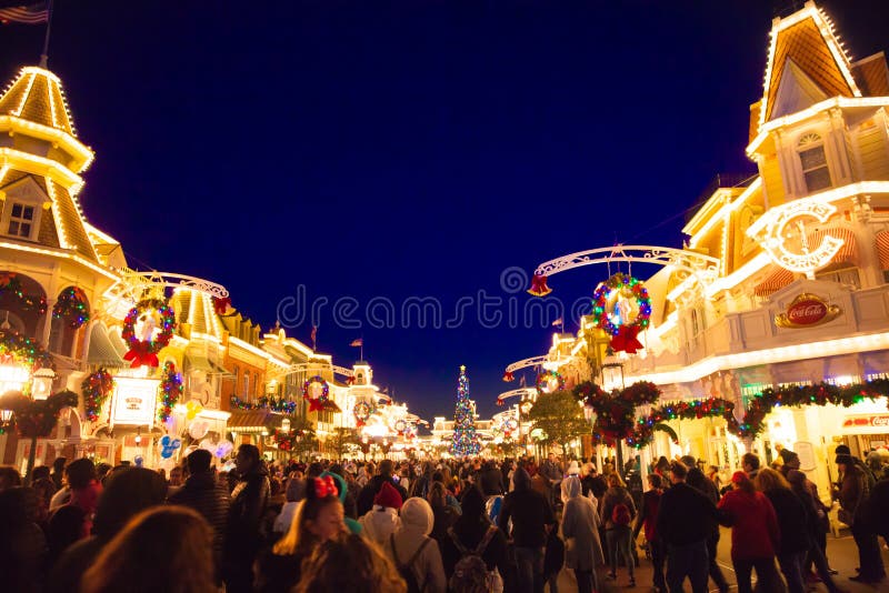 Συσσωρευμένο DisneyWorld τη νύχτα στο Ορλάντο Φλώριδα στοκ εικόνες Συσσωρευμένο DisneyWorld τη νύχτα στο Ορλάντο Φλώριδα στοκ εικόνες