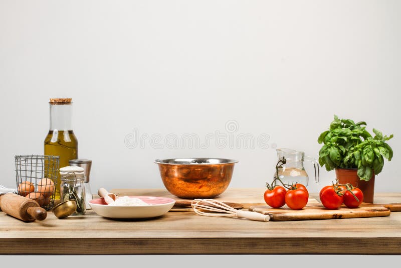 Συστατικά και εργαλεία κουζινών για να κάνει τα ζυμαρικά στοκ εικόνες Συστατικά και εργαλεία κουζινών για να κάνει τα ζυμαρικά στοκ εικόνες