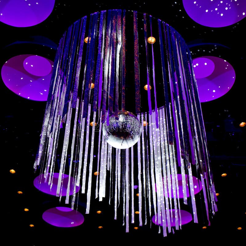 Σφαίρα Disco με το ασημένιο υπόβαθρο κορδελλών σπινθηρίσματος στοκ εικόνα