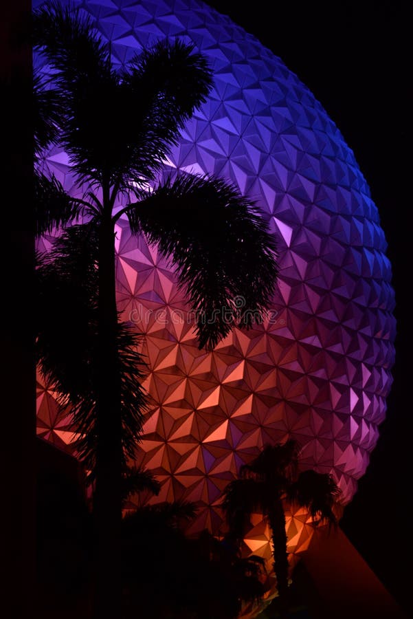 Σφαίρα Epcot με τους φοίνικες στοκ φωτογραφία με δικαίωμα ελεύθερης χρήσης Σφαίρα Epcot με τους φοίνικες στοκ φωτογραφία με δικαίωμα ελεύθερης χρήσης