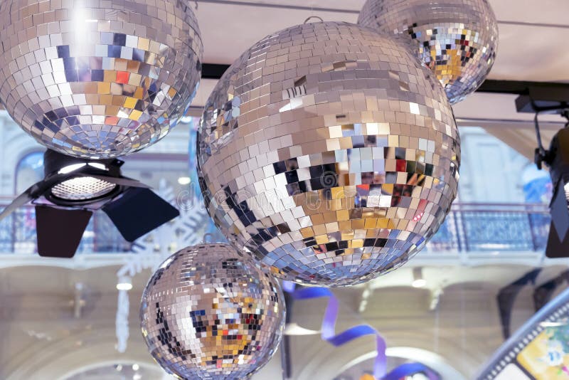 Σφαίρες disco καθρεφτών και ένας προβολέας στο υπόβαθρο ενός νέου έτους στοκ εικόνες με δικαίωμα ελεύθερης χρήσης Σφαίρες disco καθρεφτών και ένας προβολέας στο υπόβαθρο ενός νέου έτους στοκ εικόνες με δικαίωμα ελεύθερης χρήσης