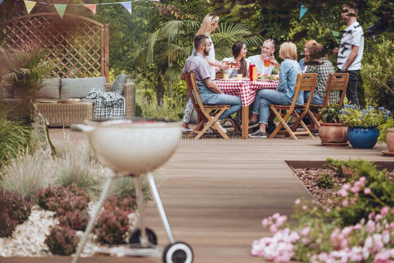 Σχάρα στο ξύλινο patio κήπων στοκ εικόνες