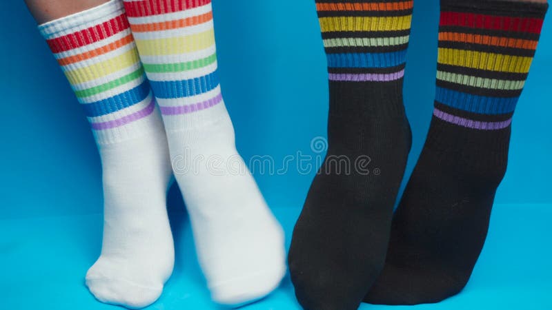 σχέδιο για ασπρόμαυρες κάλτσες με χρώματα ουράνιου τόξου αλληγορία απόθεμα βίντεο