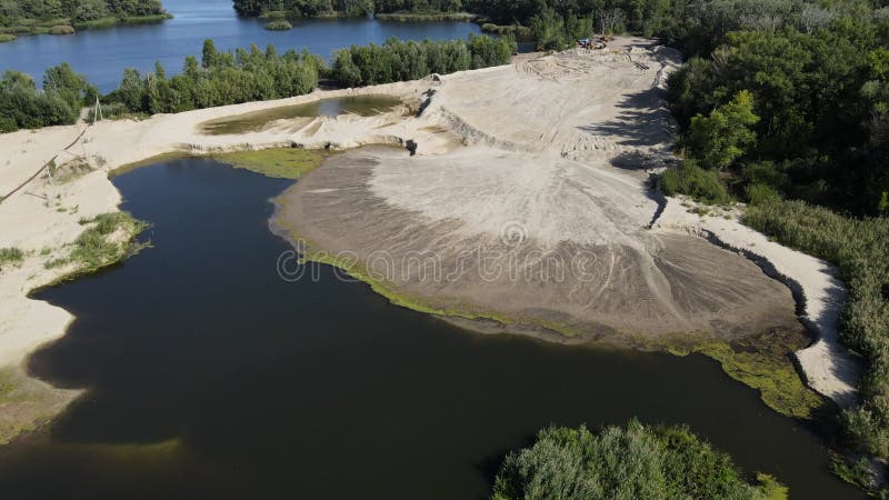 Drone ενόψει της άμμου λατομείου μεταξύ δάσους και ποταμών