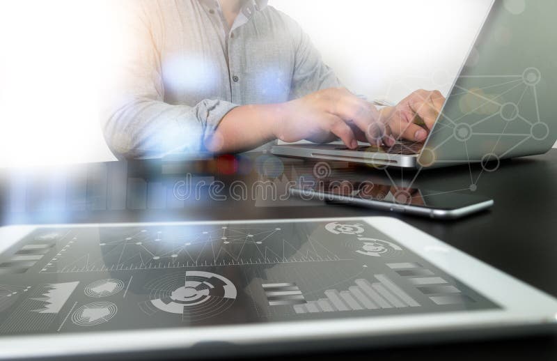 Σχεδιαστής που απασχολείται στο ψηφιακό lap-top ταμπλετών και υπολογιστών με το έξυπνο π στοκ φωτογραφία με δικαίωμα ελεύθερης χρήσης Σχεδιαστής που απασχολείται στο ψηφιακό lap-top ταμπλετών και υπολογιστών με το έξυπνο π στοκ φωτογραφία με δικαίωμα ελεύθερης χρήσης