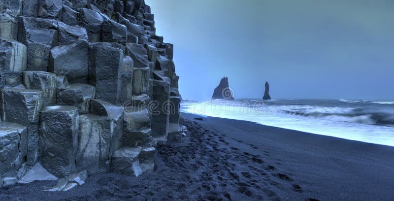 Σχηματισμοί βράχου Reynisdrangar στην παραλία Reynisfjara στοκ εικόνες με δικαίωμα ελεύθερης χρήσης Σχηματισμοί βράχου Reynisdrangar στην παραλία Reynisfjara στοκ εικόνες με δικαίωμα ελεύθερης χρήσης