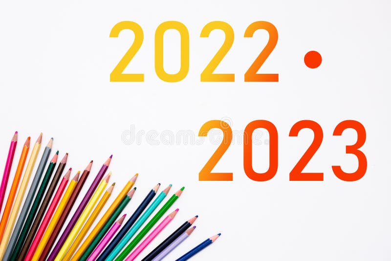 Σχολικό έτος 2022 2023 με σωληνοχρώματα μολύβια απομονωμένα σε λευκό φόντο. πανό. δημιουργική ανάπτυξη και εκπαίδευση