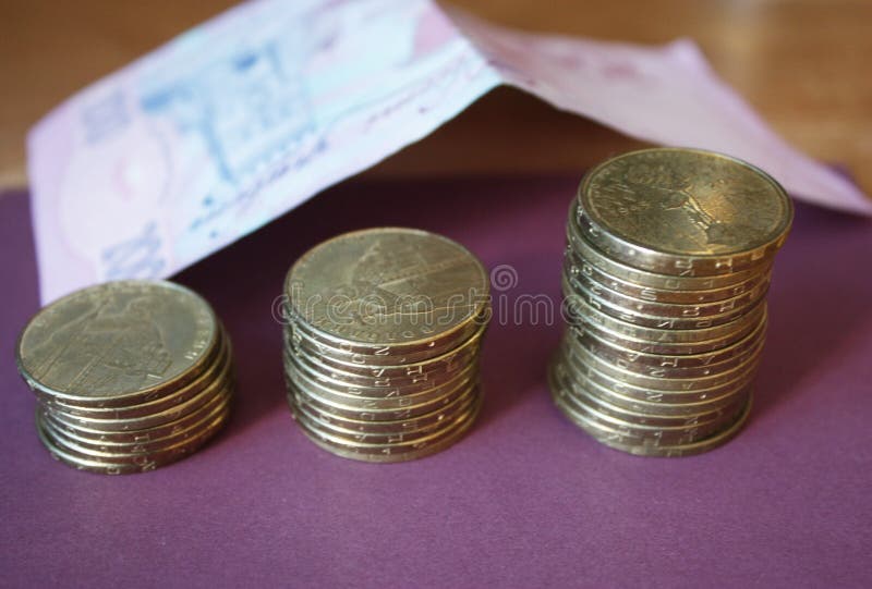 σωροί των νομισμάτων από την ουκρανική τράπεζα Νομίσματα του ουκρανικού τύπου: Kopek Έννοια των τραπεζικών εργασιών, φόροι, χρέος στοκ φωτογραφία με δικαίωμα ελεύθερης χρήσης σωροί των νομισμάτων από την ουκρανική τράπεζα Νομίσματα του ουκρανικού τύπου: Kopek Έννοια των τραπεζικών εργασιών, φόροι, χρέος στοκ φωτογραφία με δικαίωμα ελεύθερης χρήσης