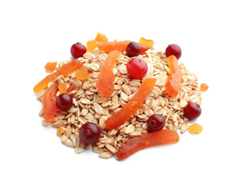 Σωρός ακατέργαστο oatmeal, του ξηρών βερίκοκου και των των βακκίνιων στο άσπρο υπόβαθρο στοκ εικόνα με δικαίωμα ελεύθερης χρήσης Σωρός ακατέργαστο oatmeal, του ξηρών βερίκοκου και των των βακκίνιων στο άσπρο υπόβαθρο στοκ εικόνα με δικαίωμα ελεύθερης χρήσης