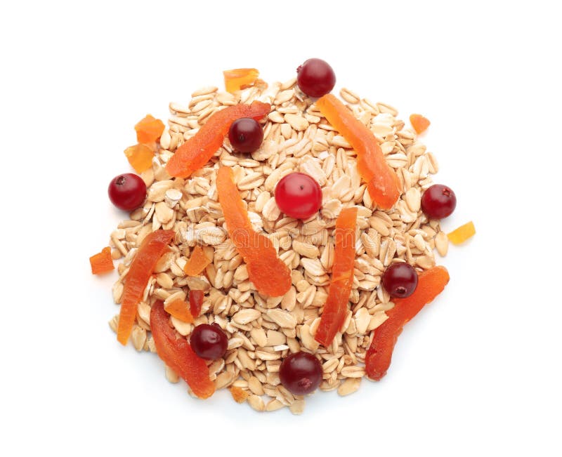 Σωρός ακατέργαστο oatmeal, του ξηρών βερίκοκου και των των βακκίνιων στο άσπρο υπόβαθρο στοκ εικόνες Σωρός ακατέργαστο oatmeal, του ξηρών βερίκοκου και των των βακκίνιων στο άσπρο υπόβαθρο στοκ εικόνες