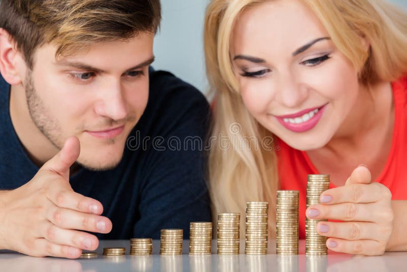 Σωρός αποταμίευσης ζεύγους των νομισμάτων στοκ φωτογραφία με δικαίωμα ελεύθερης χρήσης Σωρός αποταμίευσης ζεύγους των νομισμάτων στοκ φωτογραφία με δικαίωμα ελεύθερης χρήσης