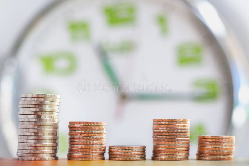 Σωρός νομισμάτων στο υπόβαθρο ρολογιών στοκ φωτογραφίες με δικαίωμα ελεύθερης χρήσης Σωρός νομισμάτων στο υπόβαθρο ρολογιών στοκ φωτογραφίες με δικαίωμα ελεύθερης χρήσης