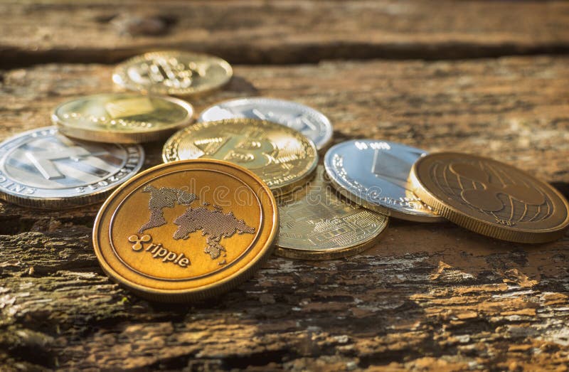 Σωρός πολλών λαμπρών crypto νομισμάτων στο φως της ημέρας στη φύση στο ξύλινο επιτραπέζιο υπόβαθρο Κλείστε επάνω των ασημένιων κα στοκ φωτογραφίες Σωρός πολλών λαμπρών crypto νομισμάτων στο φως της ημέρας στη φύση στο ξύλινο επιτραπέζιο υπόβαθρο Κλείστε επάνω των ασημένιων κα στοκ φωτογραφίες