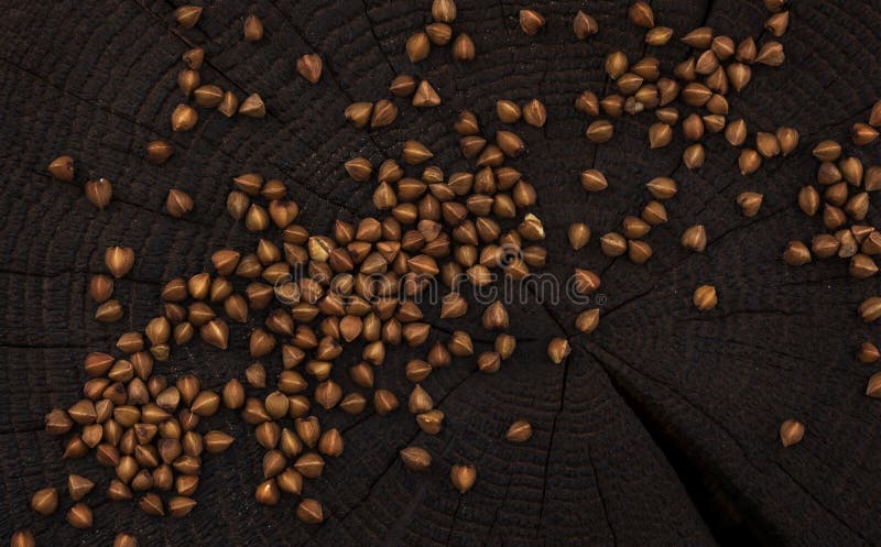 Σωρός του σιταριού φαγόπυρου στο μαύρο ξύλινο υπόβαθρο Τοπ όψη