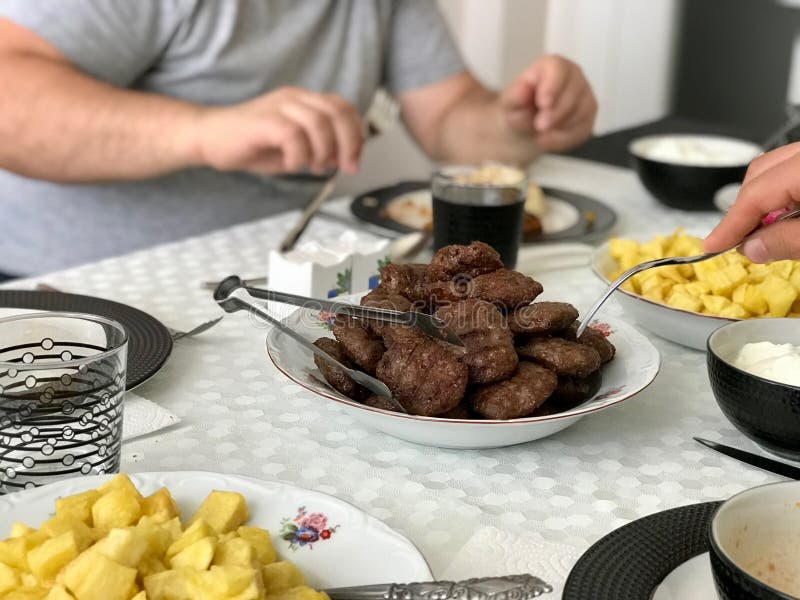 Σωρός του τουρκικού κεφτούς Kofte ή Kofta με τις πατάτες κύβων στον πίνακα γευμάτων στοκ φωτογραφίες με δικαίωμα ελεύθερης χρήσης Σωρός του τουρκικού κεφτούς Kofte ή Kofta με τις πατάτες κύβων στον πίνακα γευμάτων στοκ φωτογραφίες με δικαίωμα ελεύθερης χρήσης