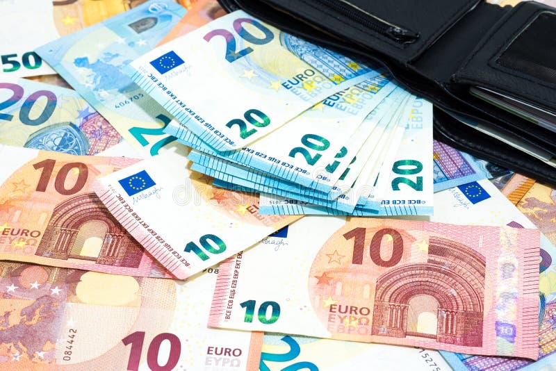 Σωρός των διάφορων ευρο- τραπεζογραμματίων ειδών στο γραφείο με πολλά η tweny ΕΥΡ στοκ εικόνες Σωρός των διάφορων ευρο- τραπεζογραμματίων ειδών στο γραφείο με πολλά η tweny ΕΥΡ στοκ εικόνες
